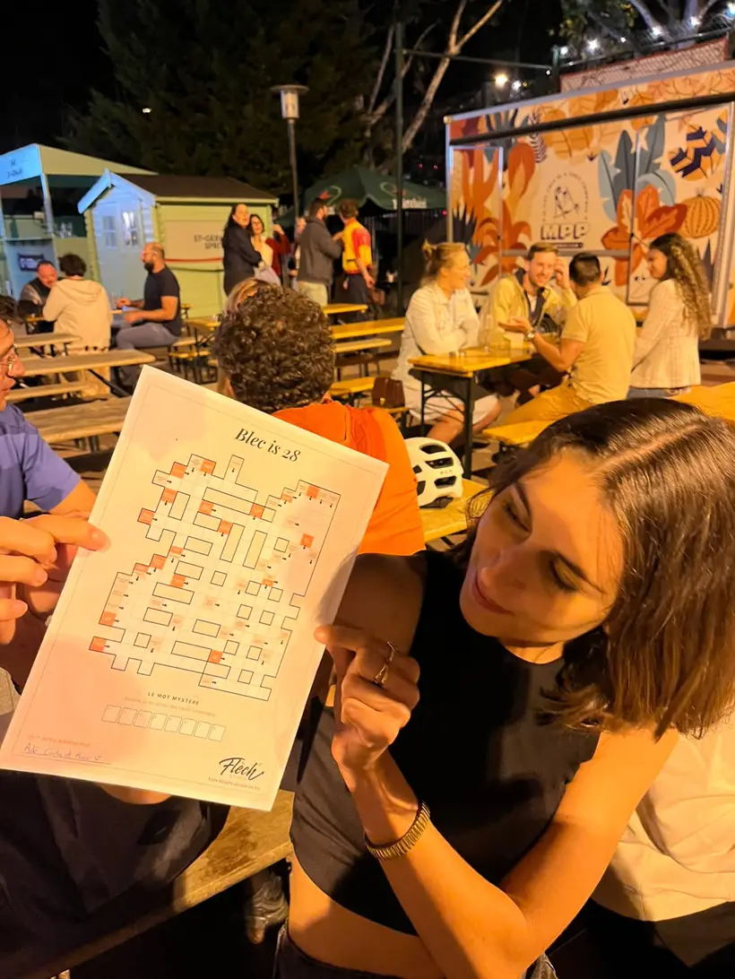 Une amie qui découvre sa grille Flèch' un soir d'anniversaire