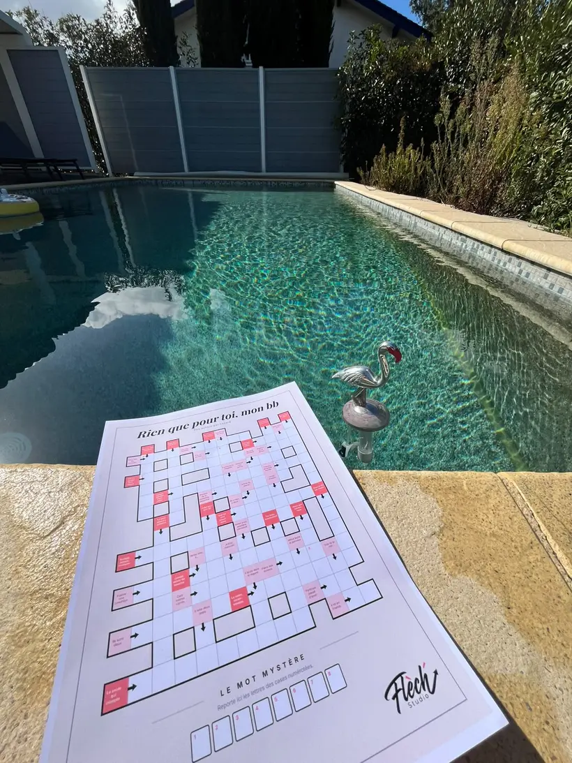 Une grille Flèch' posée au bord d'une piscine